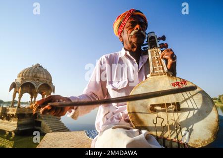 Musician playing Kamatji at the Gadi Sagar Tank outside Jaisalmer Stock Photo