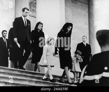 A moving photo of the visibly shocked and distressed Jackie Kennedy with her two children Carolein and John Jr. as they leavet the U.S. Capitol after a lying-in-state service for the President, November 24, 1963 Stock Photo