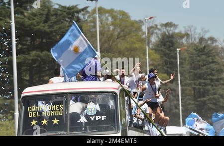 (221221) -- BUENOS AIRES, Dec. 21, 2022 (Xinhua) -- Argentina's players wave to the fans during parade after the team winning the Final of the 2022 FIFA World Cup in Buenos Aires, capital of Argentina, Dec. 20, 2022. (TELAM/Handout via Xinhua) Stock Photo