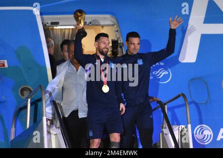 (221221) -- BUENOS AIRES, Dec. 21, 2022 (Xinhua) -- Argentina's Lionel Messi (L) holds the FIFA World Cup trophy alongside head coach Lionel Scaloni upon arrival at Ezeiza International Airport after the team winning the Final of the 2022 FIFA World Cup in Buenos Aires, capital of Argentina, Dec. 20, 2022. (TELAM/Handout via Xinhua) Stock Photo