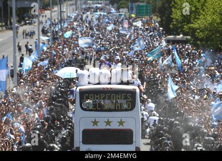 (221221) -- BUENOS AIRES, Dec. 21, 2022 (Xinhua) -- A bus with Argentina's players passes through the fans on street after the team winning the Final of the 2022 FIFA World Cup in Buenos Aires, capital of Argentina, Dec. 20, 2022. (TELAM/Handout via Xinhua) Stock Photo