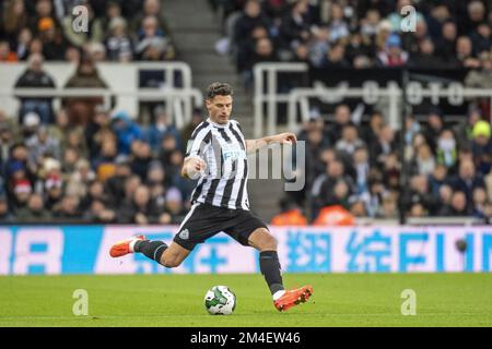 Newcastle Upon Tyne, UK. 20th Dec, 2022. NEWCASTLE UPON TYNE, ENGLAND - DECEMBER 20: Fabian Schär of Newcastle United in action during the Carabao Cup Fourth Round match between Newcastle United and AFC Bournemouth at St James' Park on December 20, 2022 in Newcastle upon Tyne, England. (Foto: Richard Callis/Sports Press Photo/C - ONE HOUR DEADLINE - ONLY ACTIVATE FTP IF IMAGES LESS THAN ONE HOUR OLD - Alamy) Credit: SPP Sport Press Photo. /Alamy Live News Stock Photo