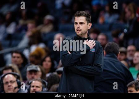 Charlotte, NC, USA. 20th Dec, 2022. Florida Gators head coach Todd Golden watches his team during the first half of the 2022 Jumpman Invitational against the Oklahoma Sooners at Spectrum Center in Charlotte, NC. (Scott Kinser/CSM). Credit: csm/Alamy Live News Stock Photo