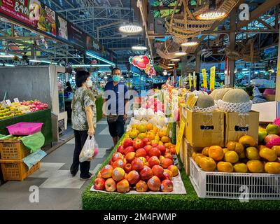 Bangkok, Thailand, Thawi Watthana,  Thonburi Market Place, People Food shopping asia choices, sustainable food supply, globalized food Stock Photo