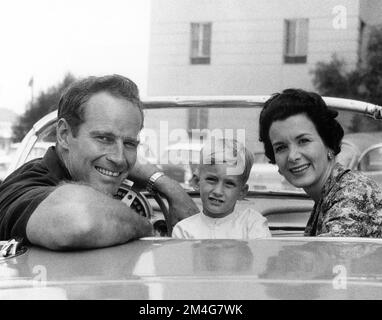 CHARLTON HESTON with his 4 year old son FRASER HESTON and wife LYDIA CLARKE HESTON in their new car in Los Angeles in August 1959 Stock Photo