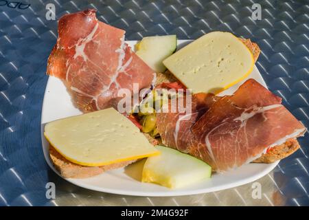 Brot mit Schinken und Käse, Pa amb oli, Mallorca, Spanien Stock Photo