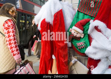 London, UK, 20 December 2022: Shoppers enjoy mild and sunny weather in the run up to Christmas on Shaftesbury Avenue in the West End. Retailers report that footfall has been reduced on some days by train strikes. Anna Watson/Alamy Live News Stock Photo