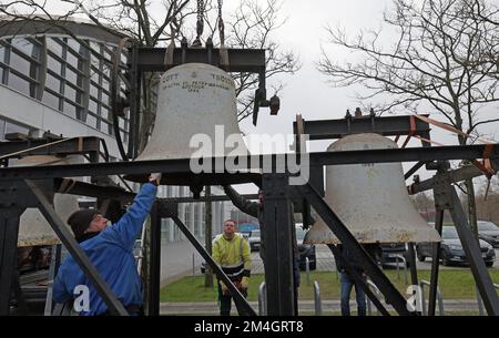 Rostock, Germany. 21st Dec, 2022. Before the HanseMesse, the temporary belfry of St. Peter's Church will be delivered by truck and then installed. The three bells are to ring during the 45th European Youth Meeting of the Taizé Brethren Community from 28.12.2022 to 01.01.2023. Credit: Bernd Wüstneck/dpa/Alamy Live News Stock Photo
