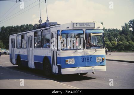 historic-image-of-a-ziu-682v-electric-trolley-manufactured-by-trolza-bus-number-3168-with-passengers-used-for-public-transport-on-route-7-in-the-soviet-union-moscow-russia-1990-2m4h00x.jpg