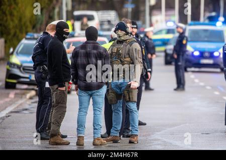 Schorndorf, Germany. 21st Dec, 2022. Police forces stand near a crime scene on the street. Two people have died in a violent crime in Schorndorf. Recrop. Credit: Christoph Schmidt/dpa/Alamy Live News Stock Photo