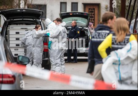 Schorndorf, Germany. 21st Dec, 2022. Forensic teams work at a crime scene. Two people were killed in a violent crime in Schorndorf. Credit: Christoph Schmidt/dpa/Alamy Live News Stock Photo