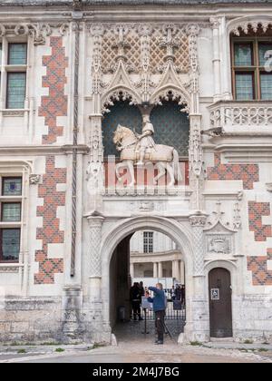 Equestrian statue of Louis XII above the entrance to the Chateau Royal de Blois and a carriage with two white horses, Chateau de Blois, Blois, Loire Stock Photo