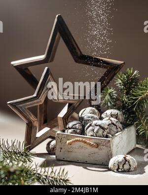 Chocolate chip cracked cookies. Creative art modern xmas concept with  rustic box of chocolate crinkle cookies in icing sugar, fir tree branches  and wo Stock Photo - Alamy