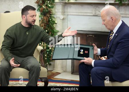Washington, United States. 21st Dec, 2022. President Volodymyr Zelensky of Ukraine (L) meets President Joe Biden in the Oval Office of the White House in Washington, DC on Wednesday, December 21, 2022. Zelensky will also hold a news conference with Biden and address a joint session of Congress during his one-day visit. Photo by Oliver Contreras/UPI Credit: UPI/Alamy Live News Stock Photo