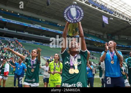 SP - Sao Paulo - 12/21/2022 - FINAL PAULISTA FEMALE 2022, PALMEIRAS X  SANTOS - Players of Palmeiras celebrate the title of champion during an  award ceremony after winning against Santos in