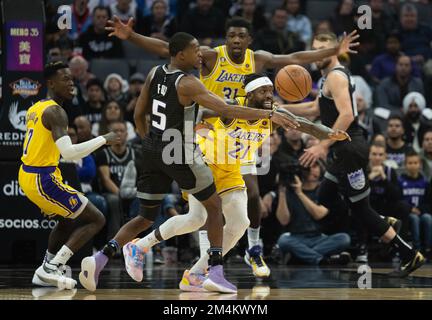 Sacramento, CA, USA. 21st Dec, 2022. Los Angeles Lakers guard Patrick Beverley (21) and Sacramento Kings guard De'Aaron Fox (5) battle for rebound in the first half during a game at Golden 1 Center in Sacramento, Wednesday, Dec. 21, 2022. (Credit Image: © Paul Kitagaki Jr./ZUMA Press Wire) Stock Photo