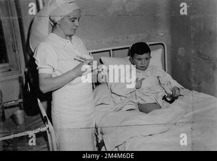 Streptomycin - French Hospitals Receive Marshall Plan Streptomycin. Photographs of Marshall Plan Programs, Exhibits, and Personnel Stock Photo