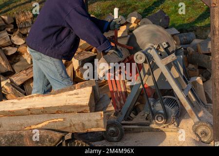 Log cutting on sale circular saw