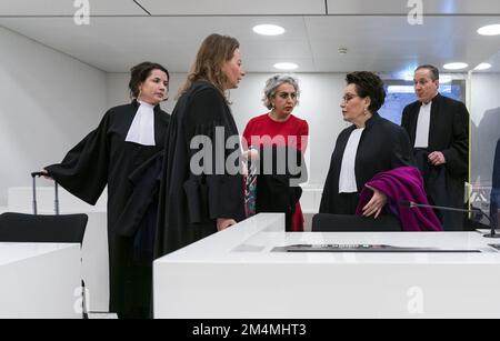 AMSTERDAM - Lawyers Geert-Jan and Carry Knoops and Nilufer Gundogan before the start of the appeal of the parliamentary party of Volt against MP Nilufer Gundogan. Gundogan was previously suspended by the party following allegations of misconduct. She then instituted summary proceedings and was successful, but Volt appealed. ANP JEROEN JUMELET netherlands out - belgium out Stock Photo