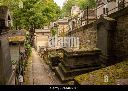 Striking view of Père Lachaise, Cemetery, Cimetière du Père-Lachaise, cimetière de l’Est, Paris, France Stock Photo