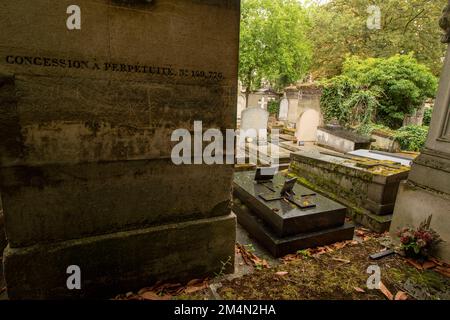 Striking view of Père Lachaise, Cemetery, Cimetière du Père-Lachaise, cimetière de l’Est, Paris, France Stock Photo