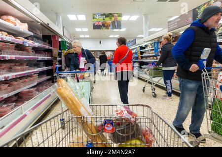 Ashford, Kent, UK. 22nd Dec, 2022. A very busy Tesco supermarket with the store busy with shoppers buying for Christmas. Busy meat aisle. Photo Credit: Paul Lawrenson/Alamy Live News Stock Photo