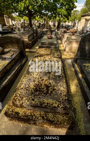 Striking view of Père Lachaise, Cemetery, Cimetière du Père-Lachaise, cimetière de l’Est, Paris, France Stock Photo