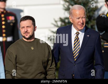 Washington, USA. 21st Dec, 2022. U.S. President Joe Biden (R) meets with Ukrainian President Volodymyr Zelensky at the White House in Washington, DC, the United States, Dec. 21, 2022. U.S. President Joe Biden pledged visiting Ukrainian President Volodymyr Zelensky on Wednesday to offer military aid, mentioning in particular the Patriot surface-to-air missile battery he just approved for Ukraine in a new tranche of security assistance totaling 1.85 billion U.S. dollars. Credit: Liu Jie/Xinhua/Alamy Live News Stock Photo