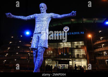 Vincent Kompany statuę outside the Etihad Stadium ahead of the Carabao Cup Fourth Round match Manchester City vs Liverpool at Etihad Stadium, Manchester, United Kingdom, 22nd December 2022  (Photo by Conor Molloy/News Images) Stock Photo