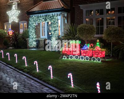 Eastchurch, Kent, UK. 22nd Dec, 2022. Kingsborough Manor estate in Eastchurch, Kent on the Isle of Sheppey goes 'all out' for Christmas with most of the properties in the area being decorated with amazing Christmas lights displays. Credit: James Bell/Alamy Live News Stock Photo