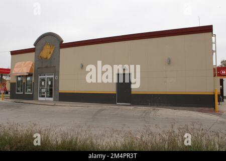 San Antonio, USA. 22nd Dec, 2022. Outside view of a Church's Chicken location that is permanently closed at 234 Valley Hi Dr, in San Antonio, Texas, USA, on December 22, 2022. Church's Chicken, also known as Church's Texas Chicken specializes in fried chicken and was founded in San Antonio, Texas, in 1952. (Photo by Carlos Kosienski/Sipa USA) Credit: Sipa USA/Alamy Live News Stock Photo