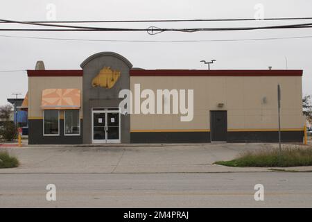 San Antonio, USA. 22nd Dec, 2022. Outside view of a Church's Chicken location that is permanently closed at 234 Valley Hi Dr, in San Antonio, Texas, USA, on December 22, 2022. Church's Chicken, also known as Church's Texas Chicken specializes in fried chicken and was founded in San Antonio, Texas, in 1952. (Photo by Carlos Kosienski/Sipa USA) Credit: Sipa USA/Alamy Live News Stock Photo