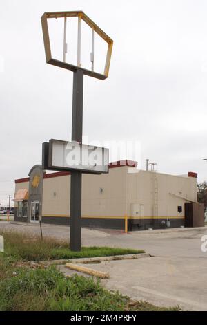 San Antonio, USA. 22nd Dec, 2022. Outside view of a Church's Chicken location that is permanently closed at 234 Valley Hi Dr, in San Antonio, Texas, USA, on December 22, 2022. Church's Chicken, also known as Church's Texas Chicken specializes in fried chicken and was founded in San Antonio, Texas, in 1952. (Photo by Carlos Kosienski/Sipa USA) Credit: Sipa USA/Alamy Live News Stock Photo