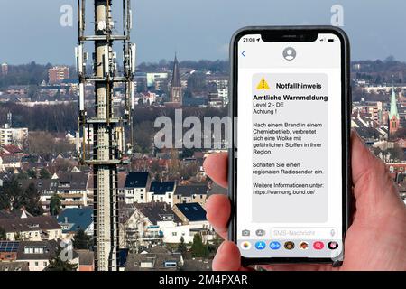 Symbolic image Cell broadcast, warning service via mobile phone, by SMS, to all devices located in the area of radio cells, transmission masts, which Stock Photo