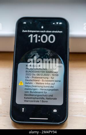 Warning day, 08.12.22 in Germany, first trial warning via cell broadcast, automatic alerting of the population in case of emergency, via SMS to mobile Stock Photo