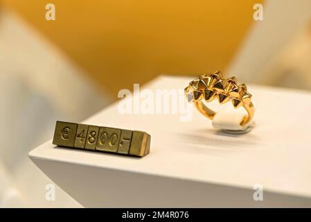 high-quality-gold-ring-with-price-tag-cartier-jeweller-luxury-shop-in-maximilianstrasse-munich-upper-bavaria-bavaria-germany-2m4r076.jpg