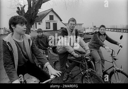 GDR, Dierhagen, 05. 03. 1989, youths, children, at the fishing lodge, Darss Stock Photo