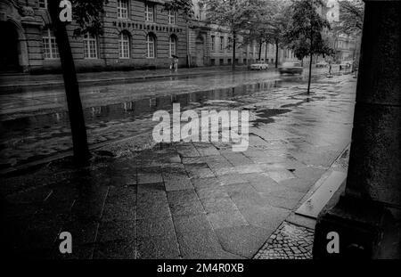 GDR, Berlin, 19. 05. 1989, Oranienburger Strasse, in the rain, left: Main telegraph office Stock Photo