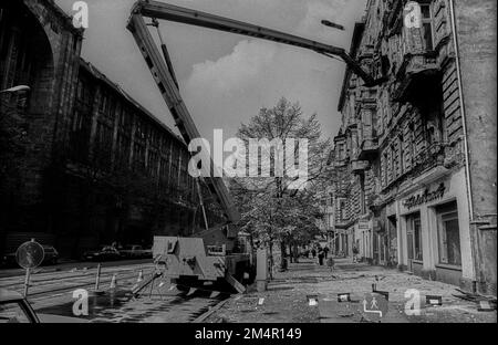 GDR, Berlin, 29. 04. 1989, Oranienburger Strasse, crane work on a building facade, left: former . Friedrichstrassenpassage, House of Technology Stock Photo