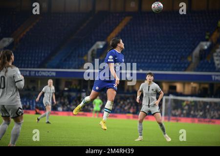 London, UK. 22nd Dec, 2022. London, England, December 22nd 2022: Samantha Kerr (20 Chelsea) heads the ball forward, during the Uefa Champions League fixture between Chelsea and Paris Saint Germain at Stamford Bridge in London, England Credit: SPP Sport Press Photo. /Alamy Live News Stock Photo