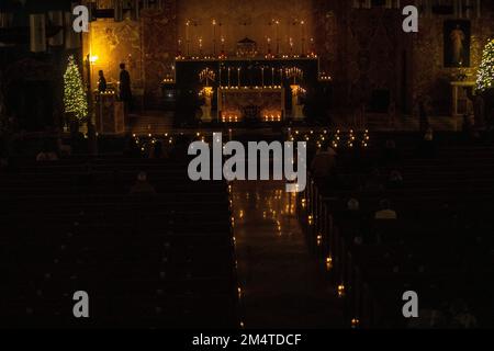 Los Angeles, California, USA. 22nd Dec, 2022. Votives line the pews at the Rorate Caeli Mass, a''forgotten Advent traditionÃ' that honors the Virgin Mary, at Our Lady of Grace Catholic Church in Encino, Calif. These masses, usually celebrated a few days before Christmas, are characterized by being illuminated only by candlelight, celebrated in the dark and are accompanied by Gregorian chants and sacred music. (Credit Image: © Jill Connelly/ZUMA Press Wire) Stock Photo