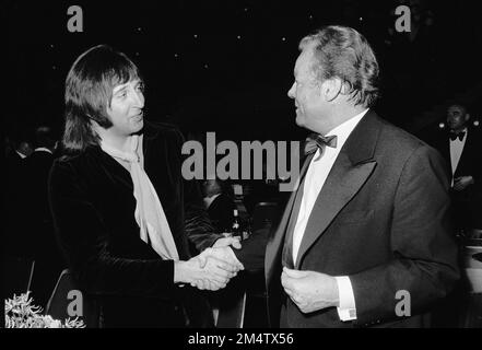 ARCHIVE PHOTO: 15 years ago, on December 26, 2007, Les Humphries, Les HUMPHRIES (left), England, singer, musician, Les Humphries Singers, died in conversation with Chancellor Willy BRANDT, politician, SPD, SW photo, here at the Federal Press Ball in Bonn, November 17, 1973 ? Stock Photo