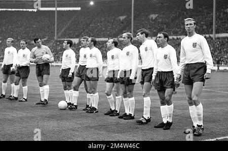 File photo dated 20-07-1966 of England line up on the field. This is the team that beat France 2-0 at Wembley. Left to right: Bobby Moore (captain); George Cohen, Gordon Banks; Ian Callaghan; Roger Hunt; Ray Wilson; Nobby Stiles; Bobby Charlton; Martin Peters; Jimmy Greaves and Jackie Charlton.. Former England and Fulham defender George Cohen has died aged 83. Issue date: Friday December 23, 2022. Stock Photo
