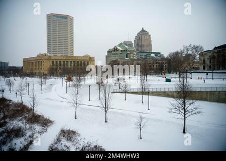 Columbus, Ohio, USA. 23rd Dec, 2022. Snow lines the riverside slopes of Columbus, Ohio as a major winter storm brings subzero temperatures across the United States. (Credit Image: © Jintak Han/ZUMA Press Wire) Stock Photo