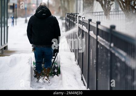 Columbus, Ohio, USA. 23rd Dec, 2022. A car gathers snow in Columbus