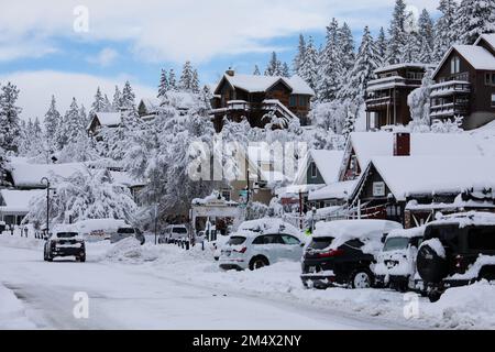 truckee Hazardous Driving Conditions Over Donner Pass. An Amazon truck waiting out the storm Highway 80- Truckee, California Stock Photo