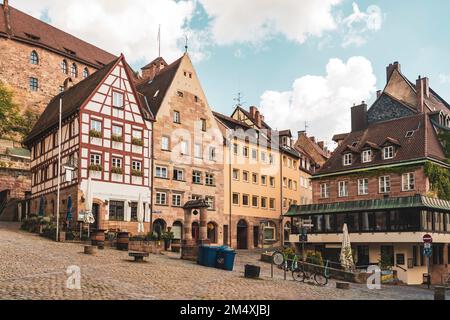Germany, Bavaria, Nuremberg, Historic townhouses with well in center Stock Photo
