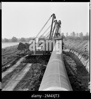 ***AUGUST 1983 FILE PHOTO***  Transit pipeline laying. The first kilometres of insulated pipeline with a diameter of 1,400 millimetres have been laid Stock Photo