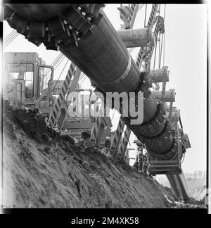 ***AUGUST 1983 FILE PHOTO***  Transit pipeline laying. The first kilometres of insulated pipeline with a diameter of 1,400 millimetres have been laid Stock Photo