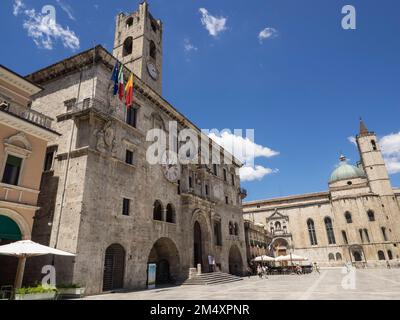 Palazzo dei Capitani del Popolo and San Francesco Church, Piazzo del Popolo, Ascoli Piceno, Le Marche, Italy, Europe Stock Photo